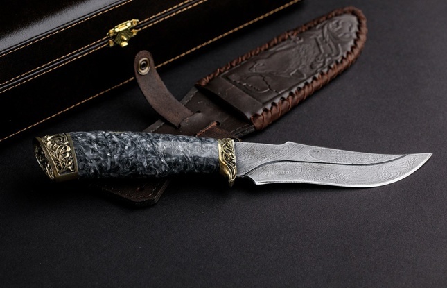 Подарочный нож «Клык 2» (дамасская сталь, акрил) в футляре