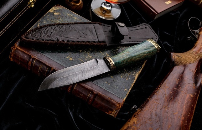 Подарочный нож «Беркут» (дамасская сталь, карельская береза) в футляре