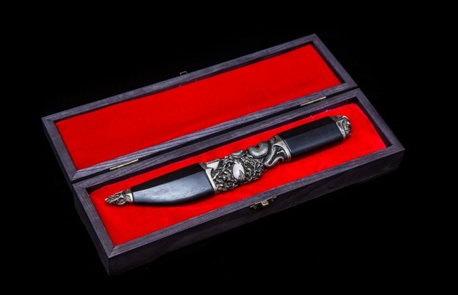 Авторский нож «Питон» (нержавеющий дамаск, черное дерево, благородный металл, клык моржа) - фото №5