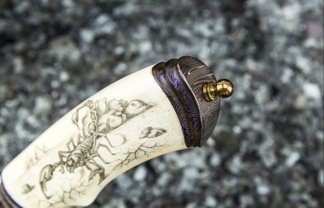 Авторский нож «Скорпион» (мозаичный дамаск с никелем, рукоять клык моржа, больстер мозайка) художественное оформление рукояти "скримшоу" - фото №4