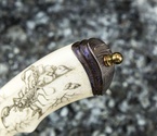 Авторский нож «Скорпион» (мозаичный дамаск с никелем, рукоять клык моржа, больстер мозайка) художественное оформление рукояти "скримшоу" - фото №4
