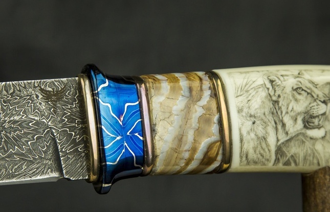 Авторский нож «Сафари» (мозаичный дамаск с никелем, кость моржа, стабилизированный бивень мамонта) скримшоу - фото №1