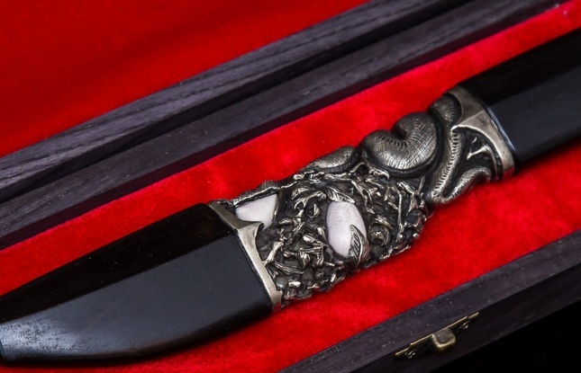 Авторский нож «Питон» (нержавеющий дамаск, черное дерево, благородный металл, клык моржа) - фото №2