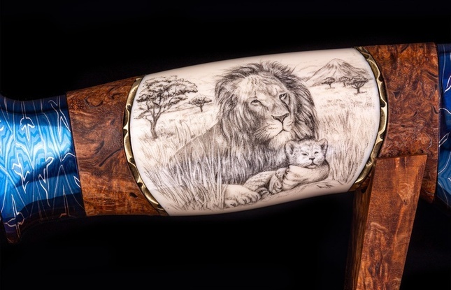 Авторский нож «Львиное сердце» (мозаичный дамаск с никелем, кость моржа, больстер мозайка) скримшоу с 2-х сторон - фото №4