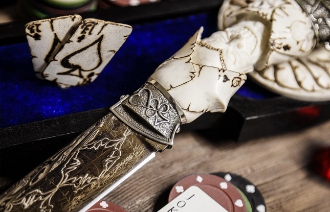 Нож «Джокер Эксклюзив» (мозаичный дамаск никелированный, ручная резьба рог лося, литье мельхиор) - фото №5
