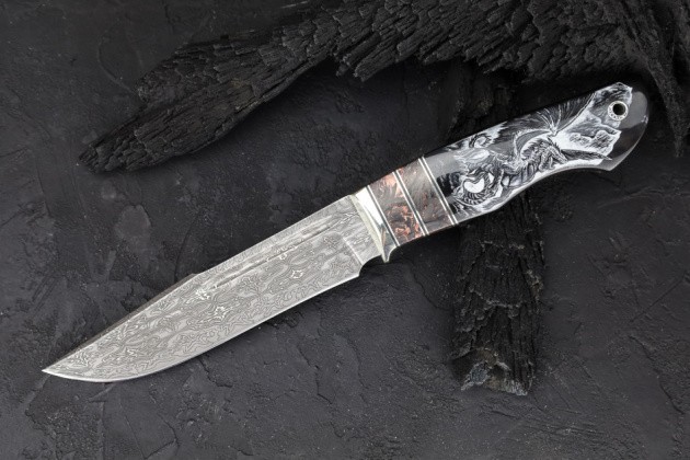 Нож «Дракон» (Мозаичный дамаск, рог буйвола, карбон с бронзой, художественное оформление рукояти "скримшоу")