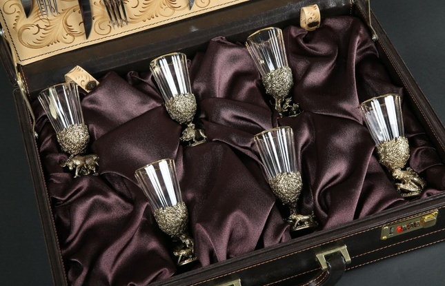 Подарочный набор "Охотничье застолье" в кейсе (6 лафитников, 12 приборов) - фото №2