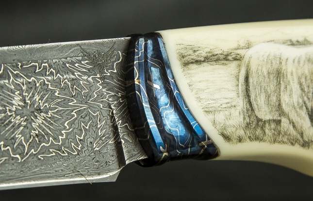Авторский нож «Медвежья тропа» (мозаичный дамаск с никелем, клык моржа, больстры мозайка) скримшоу - фото №5