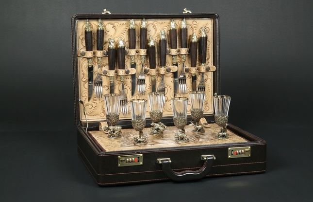 Подарочный набор "Охотничье застолье" в кейсе (6 лафитников, 12 приборов) - фото №5