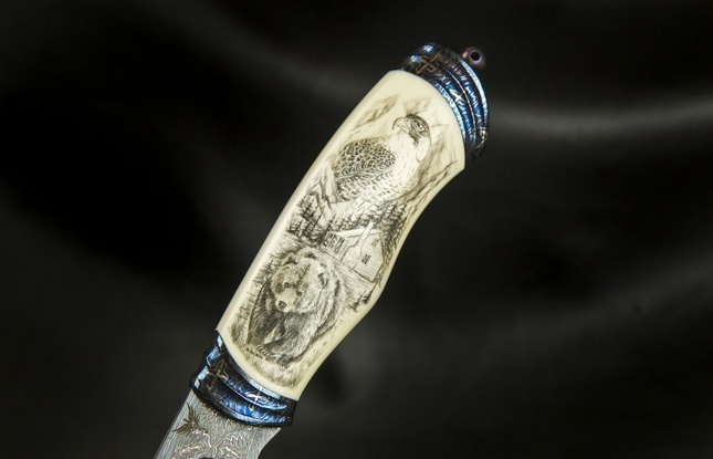 Авторский нож «Фрегат» (мозаичный дамаск с никелем, рукоять клык моржа, больстер мозайка) художественное оформление рукояти скримшоу, сцена «Тайга» - фото №2