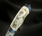 Авторский нож «Фрегат» (мозаичный дамаск с никелем, рукоять клык моржа, больстер мозайка) художественное оформление рукояти скримшоу, сцена «Тайга» - фото №2