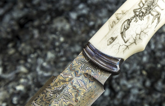 Авторский нож «Скорпион» (мозаичный дамаск с никелем, рукоять клык моржа, больстер мозайка) художественное оформление рукояти "скримшоу" - фото №2