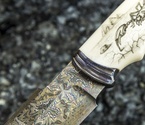 Авторский нож «Скорпион» (мозаичный дамаск с никелем, рукоять клык моржа, больстер мозайка) художественное оформление рукояти "скримшоу" - фото №2