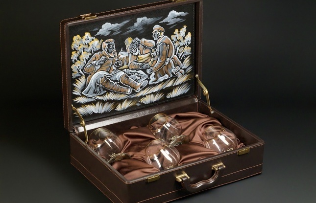 Бокал для коньяка "Охотники на привале"эконом   4 шт. в подарочном футляре с художественным оформлением  430 мл