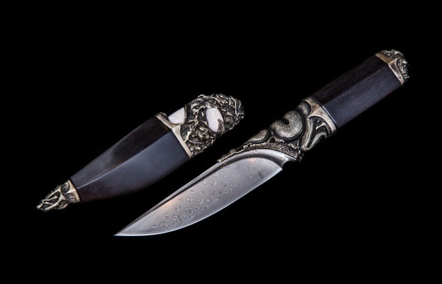 Авторский нож «Питон» (нержавеющий дамаск, черное дерево, благородный металл, клык моржа)