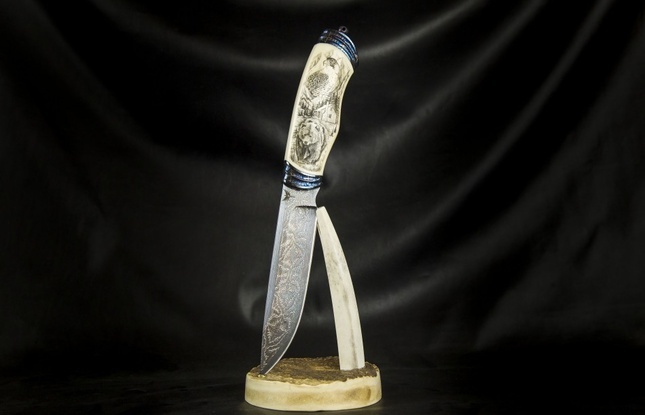 Авторский нож «Фрегат» (мозаичный дамаск с никелем, рукоять клык моржа, больстер мозайка) художественное оформление рукояти скримшоу, сцена «Тайга»