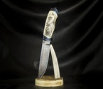 Авторский нож «Фрегат» (мозаичный дамаск с никелем, рукоять клык моржа, больстер мозайка) художественное оформление рукояти скримшоу, сцена «Тайга»