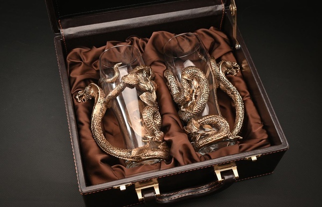 Набор пивных бокалов "Год Змеи" 2 шт. в подарочном футляре с художественным оформлением - фото №2