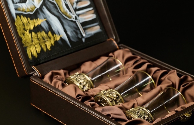 Набор стопок для  текилы "Охота на медведя"  50 мл 3 шт  в подарочном футляре с художественным оформлением - фото №2