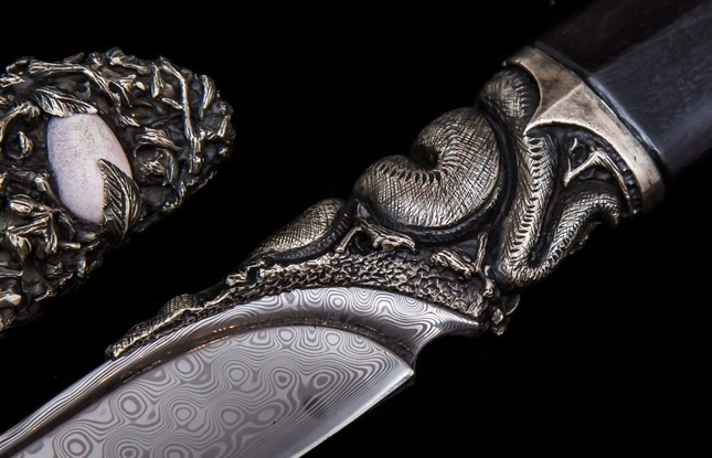 Авторский нож «Питон» (нержавеющий дамаск, черное дерево, благородный металл, клык моржа) - фото №1