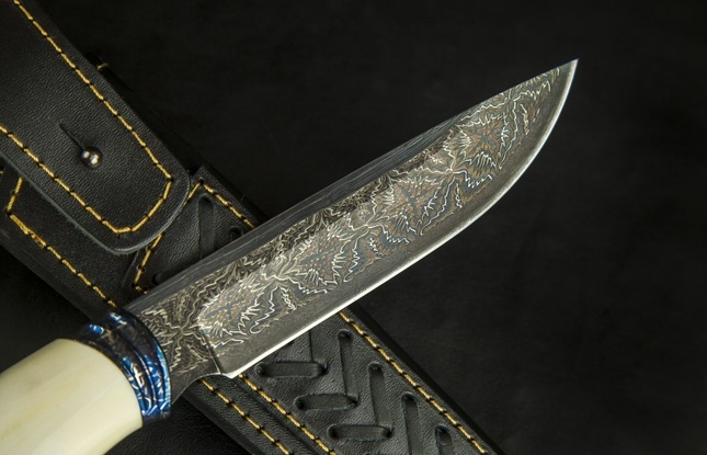 Авторский нож «Фрегат» (мозаичный дамаск с никелем, рукоять клык моржа, больстер мозайка) художественное оформление рукояти скримшоу, сцена «Тайга» - фото №5