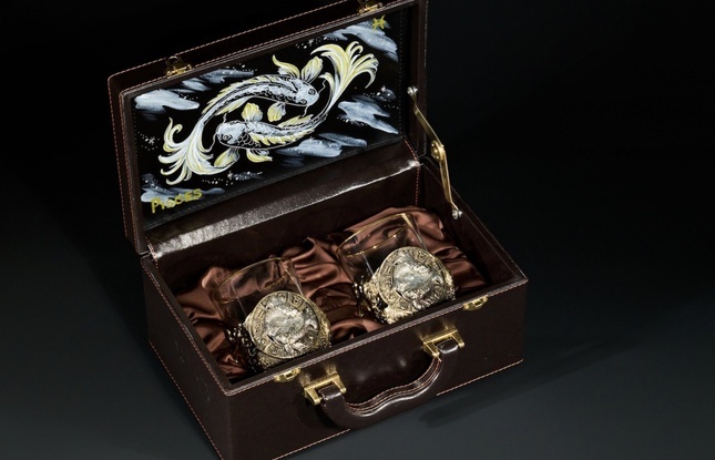 Стакан для виски Зодиак  "Рыбы" 2 шт.  в подарочном кейсе с художественным оформлением 310 мл - фото №1