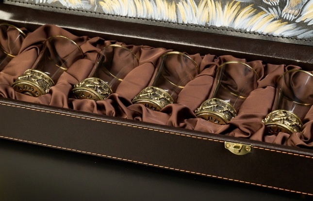 Набор стопок для текилы   "Охота на медведя""  50 мл 6 шт  в подарочном футляре с художественным оформлением - фото №2