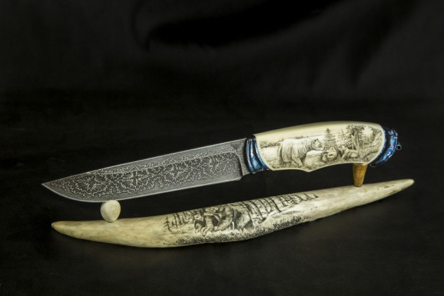 Авторский нож «Медвежья тропа» (мозаичный дамаск с никелем, клык моржа, больстры мозайка) скримшоу