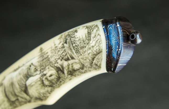 Авторский нож «Медвежья тропа» (мозаичный дамаск с никелем, клык моржа, больстры мозайка) скримшоу - фото №1