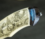 Авторский нож «Медвежья тропа» (мозаичный дамаск с никелем, клык моржа, больстры мозайка) скримшоу - фото №1