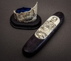 Авторский Нож «Флинт» (высокоуглеродистый ламинат обложенный никелевым дамаском, стабилизированная карельская береза, кость моржа) скримшоу - фото №2
