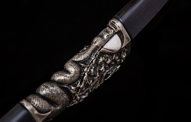Авторский нож «Питон» (нержавеющий дамаск, черное дерево, благородный металл, клык моржа) - фото №6
