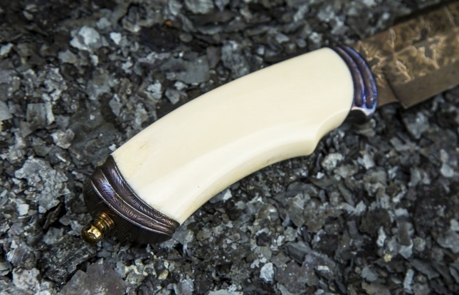 Авторский нож «Скорпион» (мозаичный дамаск с никелем, рукоять клык моржа, больстер мозайка) художественное оформление рукояти "скримшоу" - фото №5