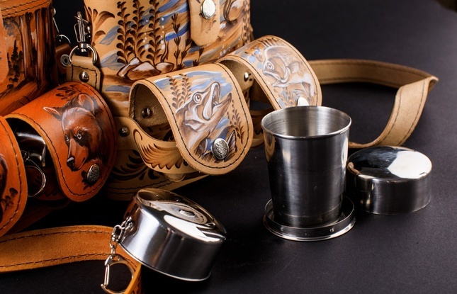 Фляжка 1000 мл. со стаканами - фото №1