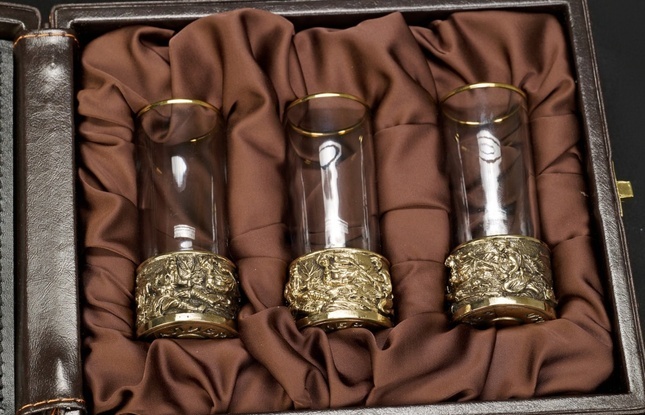 Набор стопок патрон  "Охотники на привале""  50 мл 3 шт  в подарочном футляре с художественным оформлением - фото №2