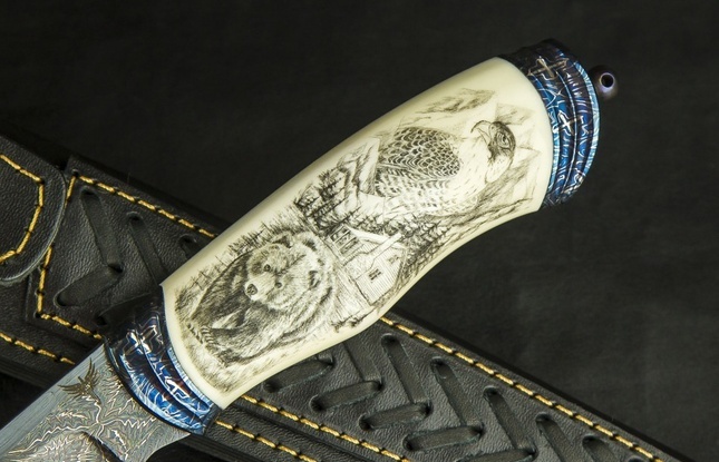 Авторский нож «Фрегат» (мозаичный дамаск с никелем, рукоять клык моржа, больстер мозайка) художественное оформление рукояти скримшоу, сцена «Тайга» - фото №1