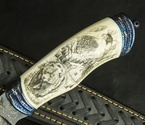 Авторский нож «Фрегат» (мозаичный дамаск с никелем, рукоять клык моржа, больстер мозайка) художественное оформление рукояти скримшоу, сцена «Тайга» - фото №1