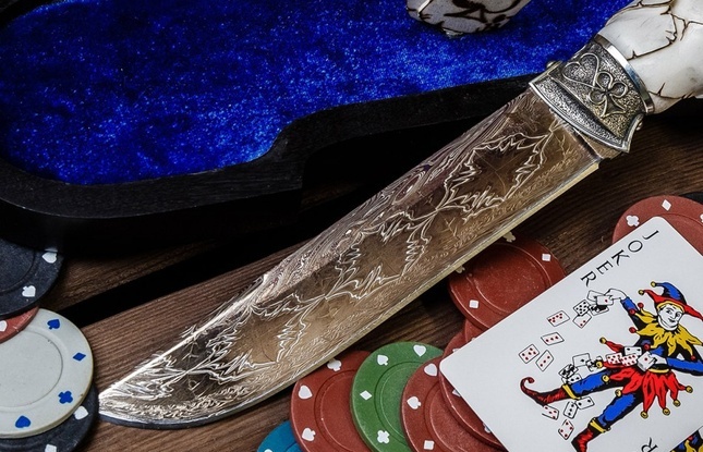 Нож «Джокер Эксклюзив» (мозаичный дамаск никелированный, ручная резьба рог лося, литье мельхиор) - фото №1