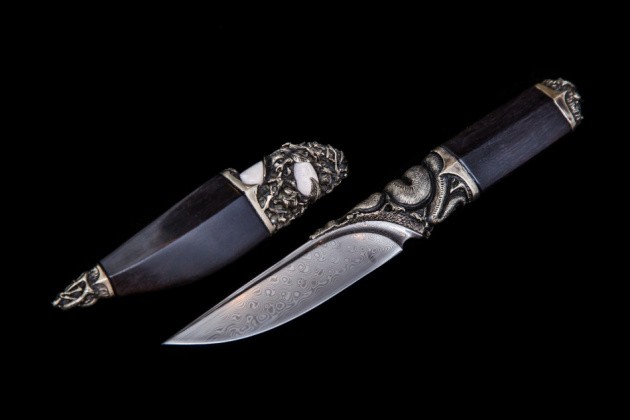 Авторский нож «Питон» (нержавеющий дамаск, черное дерево, благородный металл, клык моржа)