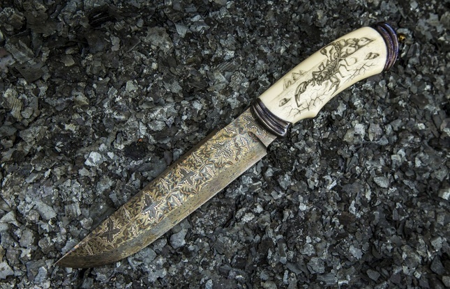 Авторский нож «Скорпион» (мозаичный дамаск с никелем, рукоять клык моржа, больстер мозайка) художественное оформление рукояти "скримшоу"