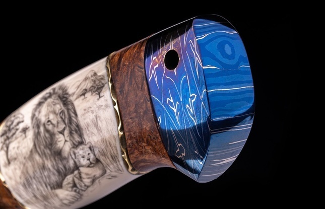 Авторский нож «Львиное сердце» (мозаичный дамаск с никелем, кость моржа, больстер мозайка) скримшоу с 2-х сторон - фото №5