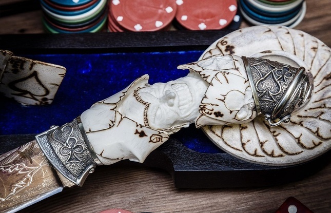 Нож «Джокер Эксклюзив» (мозаичный дамаск никелированный, ручная резьба рог лося, литье мельхиор) - фото №2
