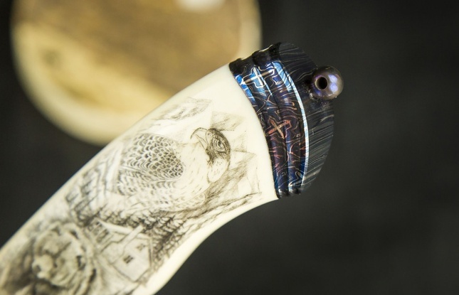 Авторский нож «Фрегат» (мозаичный дамаск с никелем, рукоять клык моржа, больстер мозайка) художественное оформление рукояти скримшоу, сцена «Тайга» - фото №6