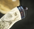 Авторский нож «Фрегат» (мозаичный дамаск с никелем, рукоять клык моржа, больстер мозайка) художественное оформление рукояти скримшоу, сцена «Тайга» - фото №6