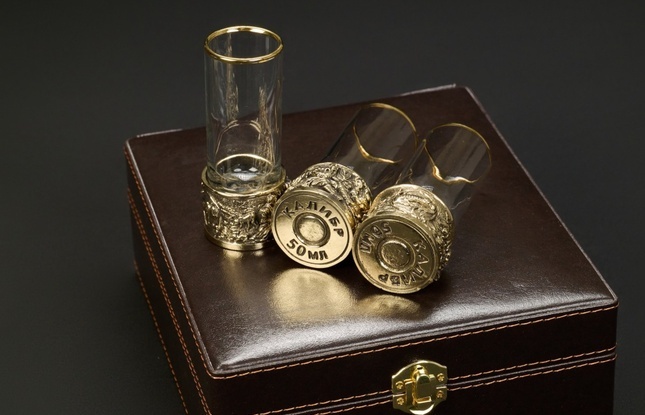 Набор стопок патрон  "Охотники на привале""  50 мл 3 шт  в подарочном футляре с художественным оформлением - фото №1