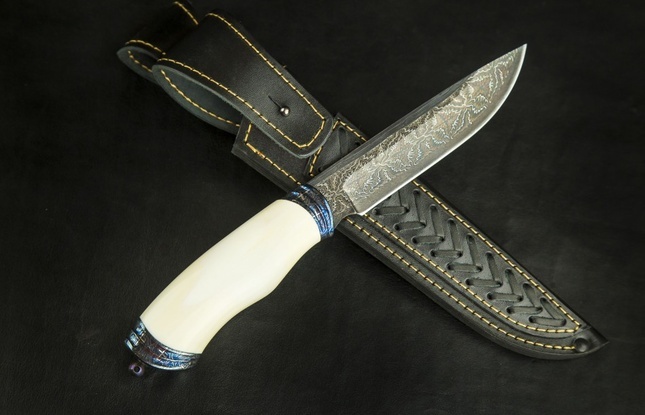 Авторский нож «Фрегат» (мозаичный дамаск с никелем, рукоять клык моржа, больстер мозайка) художественное оформление рукояти скримшоу, сцена «Тайга» - фото №4