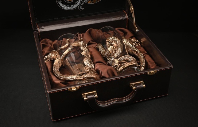 Набор пивных бокалов "Год Змеи" 2 шт. в подарочном футляре с художественным оформлением - фото №1