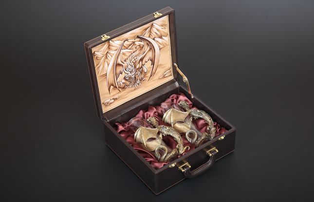 Набор пивных бокалов "Драконы" 2 шт. в подарочном футляре с художественным оформлением - фото №2