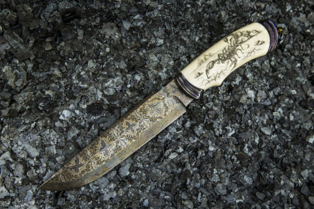 Авторский нож «Скорпион» (мозаичный дамаск с никелем, рукоять клык моржа, больстер мозайка) художественное оформление рукояти "скримшоу"