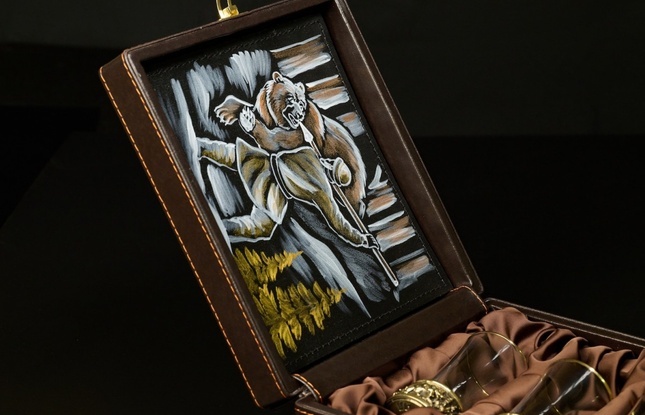 Набор стопок для  текилы "Охота на медведя"  50 мл 3 шт  в подарочном футляре с художественным оформлением - фото №4